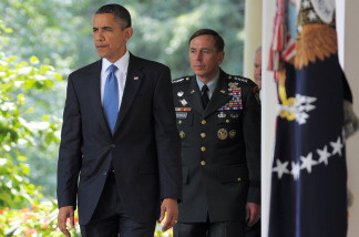 US President Barack Obama(L) and US General David Petraeus make their way through the Colonnade for Obama to make a statement in the Rose Garden June 23, 2010 at the White House in Washington, DC. Obama announced the resignation of Afghan war commander General Stanley McChrystal and named Petraeus as his replacement.