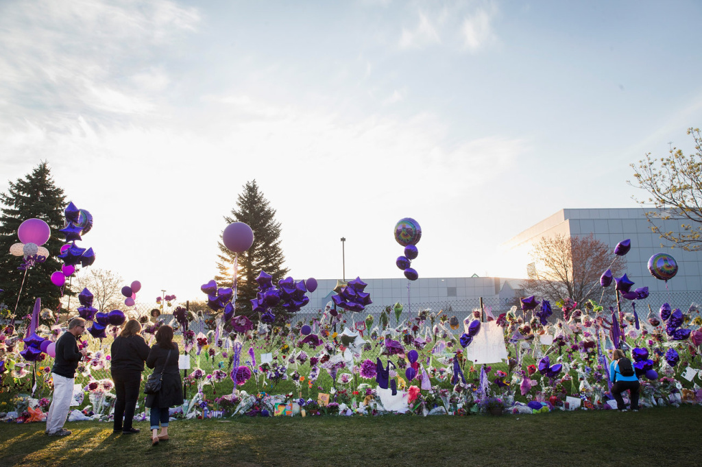 gettyimages-523466546_custom-ffa449d4cde1582b38094a29d39f15667211ae49-s1300-c85.jpg Fans visit a memorial created outside Paisley Park on April 23, 2016.