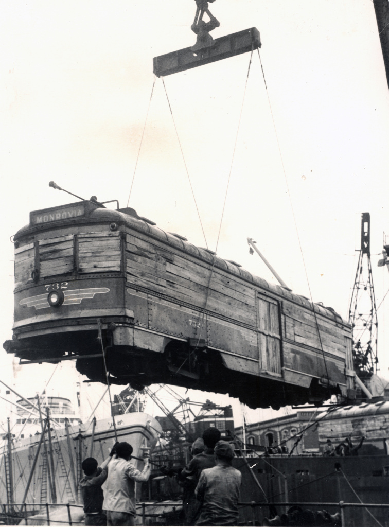 Pacific Electric car No. 732 boarding a ship on its way to Buenos Aires, Argentina.