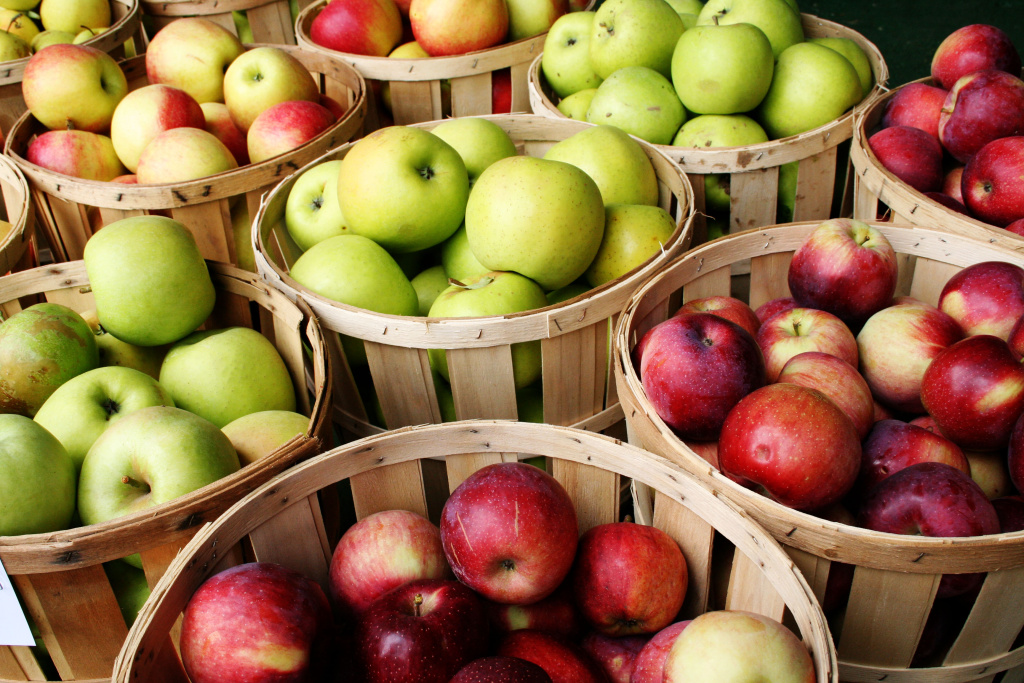 Apples Washington has a record apple crop this year.