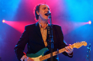 Mercer 16684 Ray Davies, lead singer of The Kinks performs on stage.