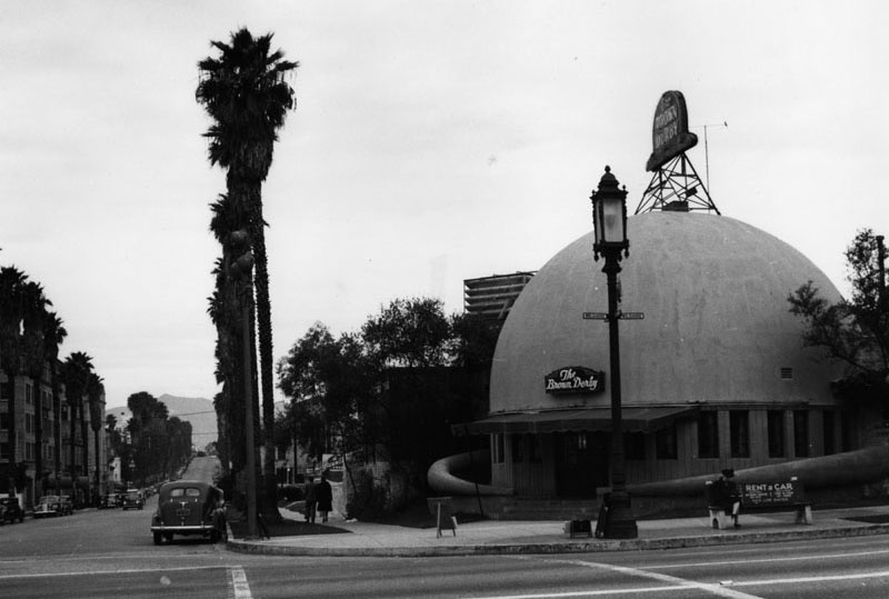 The Brown Derby on Wilshire Bouelvard, circa 1940. The Brown Derby on Wilshire Bouelvard, circa 1940.