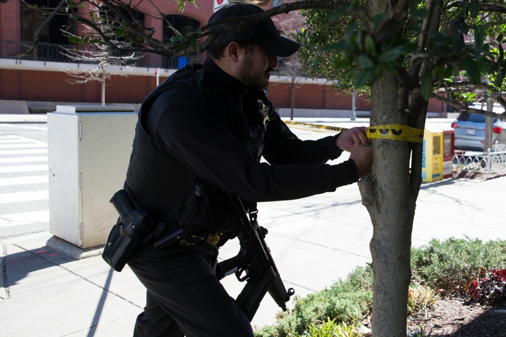 US-SECURITY-WHITE HOUSE-LOCKDOWN A Secret Service officer puts up police tape outside the White House as several blocks are closed down by the Secret Service on March 3, 2018.