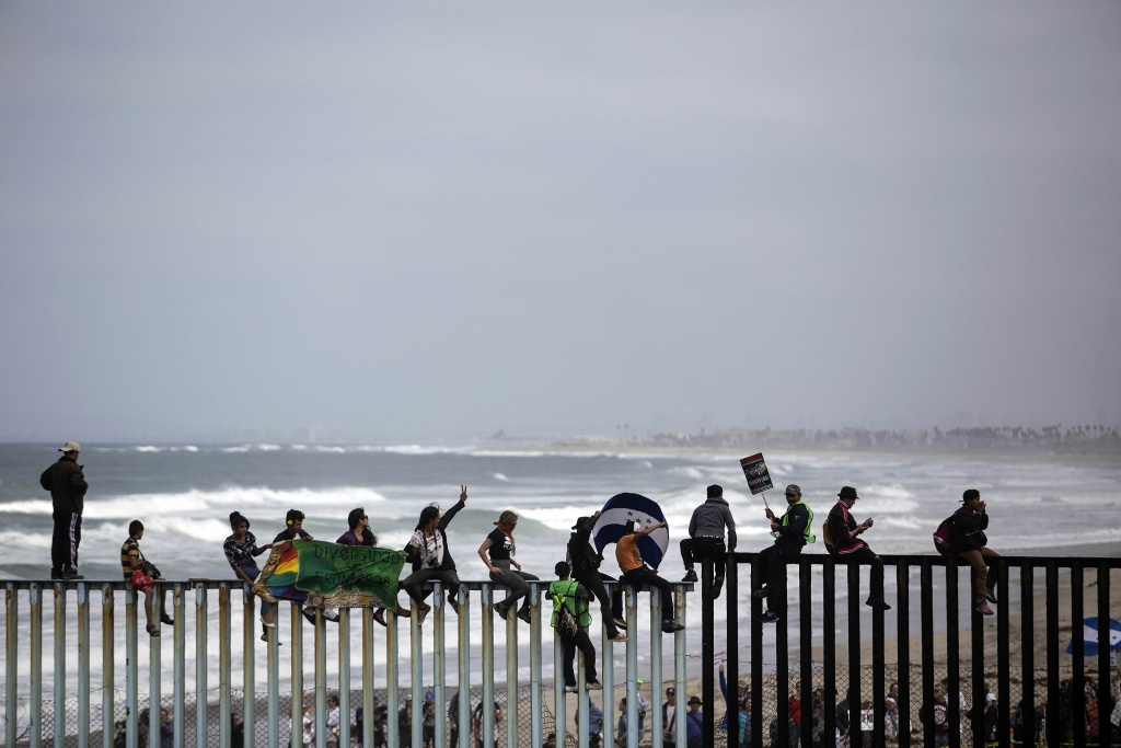 MEXICO-US-MIGRANTS-CARAVAN Central American migrants traveling in the