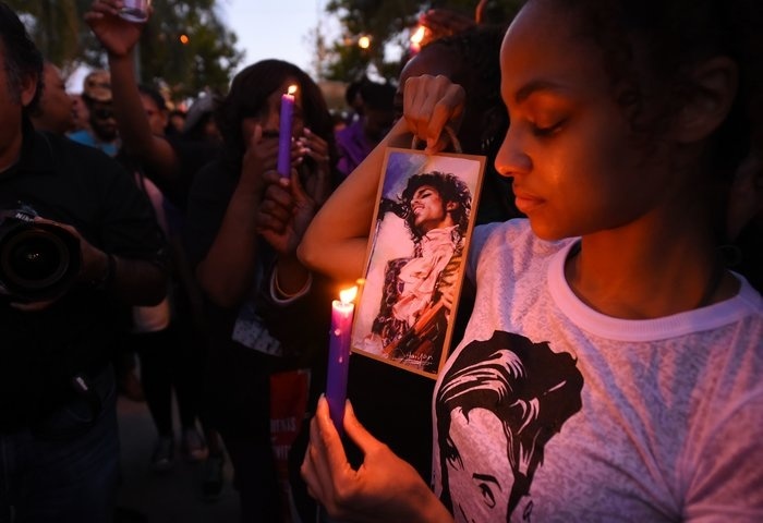 gettyimages-523102118_custom-97e9082ca151b2e2f66f954f65375b1a2b3f7ec9-s700-c85.jpg A candlelight vigil for Prince is held at Leimert Park in Los Angeles on April 21, 2016.