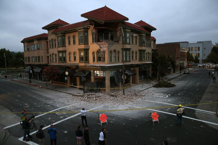 NAPA, CA - AUGUST 24:  Structural damage is visible at the Napa post office following a reported 6.0 earthquake on August 24, 2014 in Napa, California.  A 6.0 earthquake rocked the San Francisco Bay Area shortly after 3:00 am on Sunday morning causing damage to buildings and sending at least 70 people to a hospital with non-life threatening injuries.  (Photo by Justin Sullivan/Getty Images)