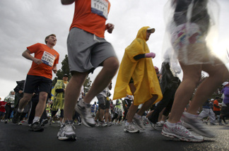 Runners start the Honda LA Marathon in Los Angeles, on a stormy Sunday, March 20, 2011.