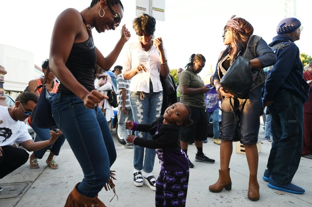 gettyimages-523102116_custom-5357774bb1e6d1b96b18eded99e8e68b1d94201a-s1300-c85.jpg People dance to Prince's music at Leimert Park in Los Angeles where fans gathered to celebrate and remember the pop music icon's life on April 21, 2016.