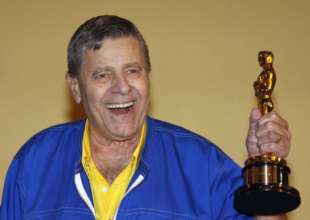 US actor Jerry Lewis poses with his Osca Jerry Lewis poses with his Oscar during the 62nd International Cannes Film Festival.
