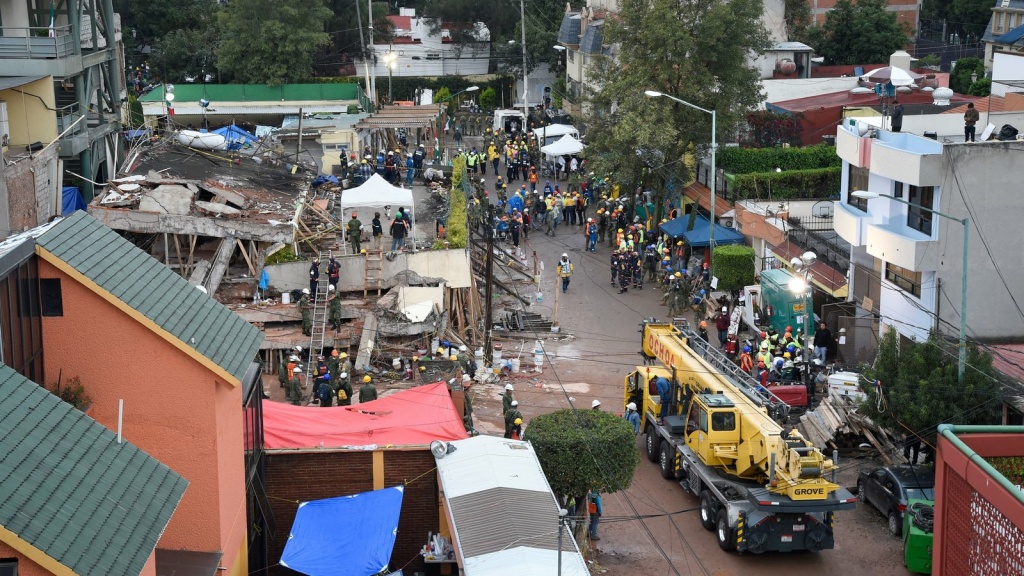 gettyimages-850590992_wide-e3fc8404f86a7613248d3dce4b94e1bf1177d689-s1600-c85.jpg Rescuers, firefighters, policemen, soldiers and volunteers look for survivors in a flattened building in Mexico City on Thursday, as part of a widespread search for people who lived through a strong earthquake.