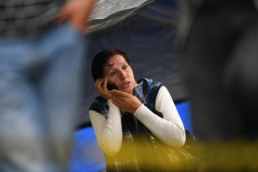 MEXICO-QUAKE Relatives of people trapped in a building at Colonia Roma wait for news of their beloved in Mexico City on September 23, 2017, four days after the powerful quake that hit central Mexico.
In the capital, the quake toppled 39 buildings, mostly in a central area with older construction that is popular with tourists and foreigners living in the city, and also in the south. / AFP PHOTO / PEDRO PARDO (Photo credit should read PEDRO PARDO/AFP/Getty Images)