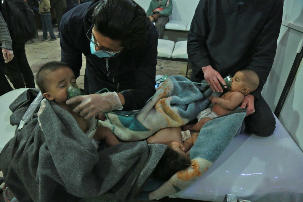 TOPSHOT-SYRIA-CONFLICT Syrian babies receive treatment for a suspected chemical attack at a makeshift clinic on the rebel-held village of al-Shifuniyah in the Eastern Ghouta region on the outskirts of the capital Damascus late on February 25, 2018. A child died and at least 13 other people suffered breathing difficulties after a suspected chemical attack on the besieged Syrian rebel enclave, a medic and a monitor said. The Britain-based Syrian Observatory for Human Rights said 14 civilians had suffered breathing difficulties after a regime warplane struck the village.