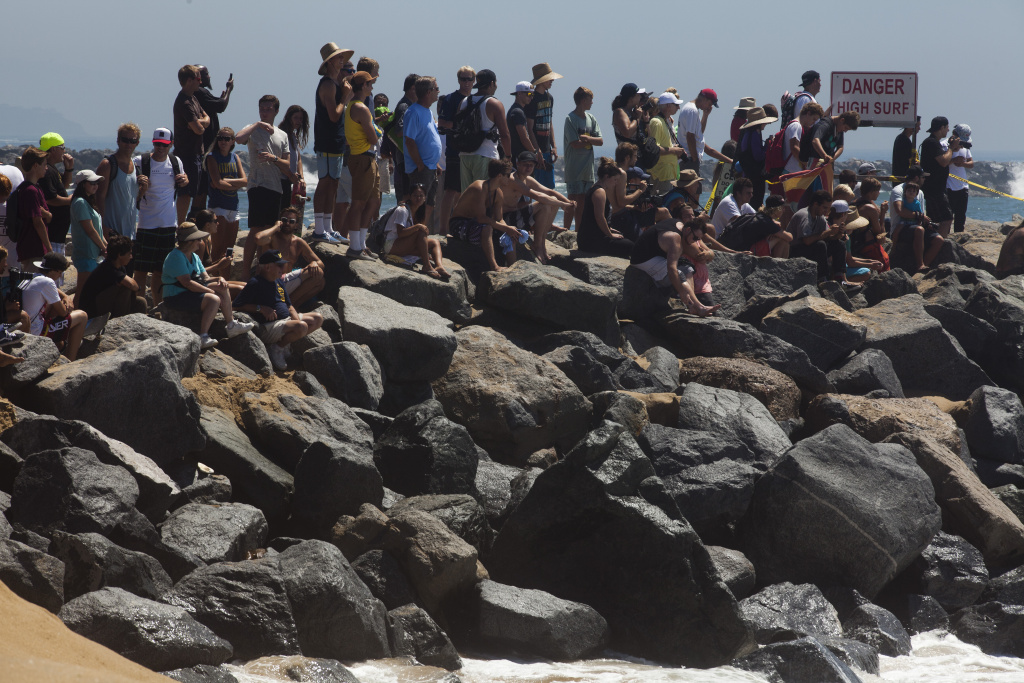 Slideshow High surf Seal Beach floods, Malibu Pier closed, 100