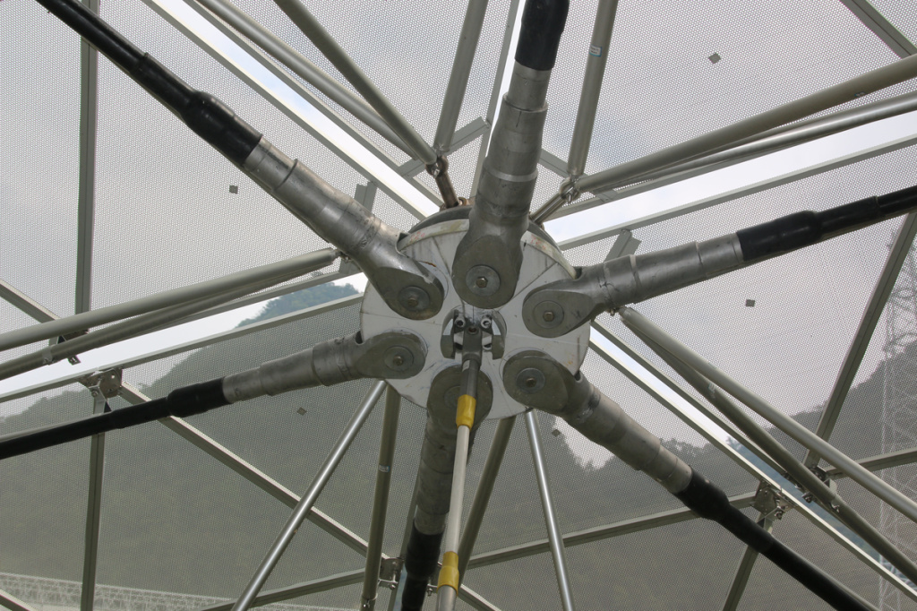 2387587-kuhn-113-edit_custom-253cea8d09a13582c3d3353f8a644cdbb7073f11-s1200.jpg The telescope is made up of 2,000-plus cables covered with more than 4,450 panels.