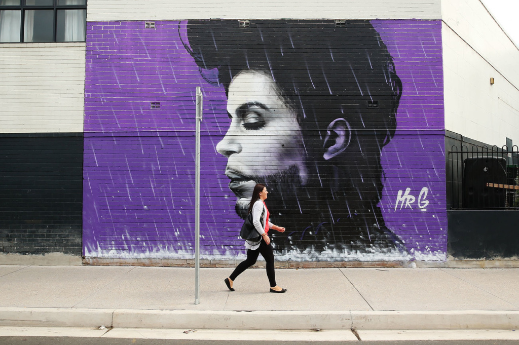 gettyimages-525239536_custom-93fd435866b7449e771c3efbdf0507693a408db9-s1300-c85.jpg A woman walks past a mural of Prince on April 28, 2016 in Sydney, Australia.