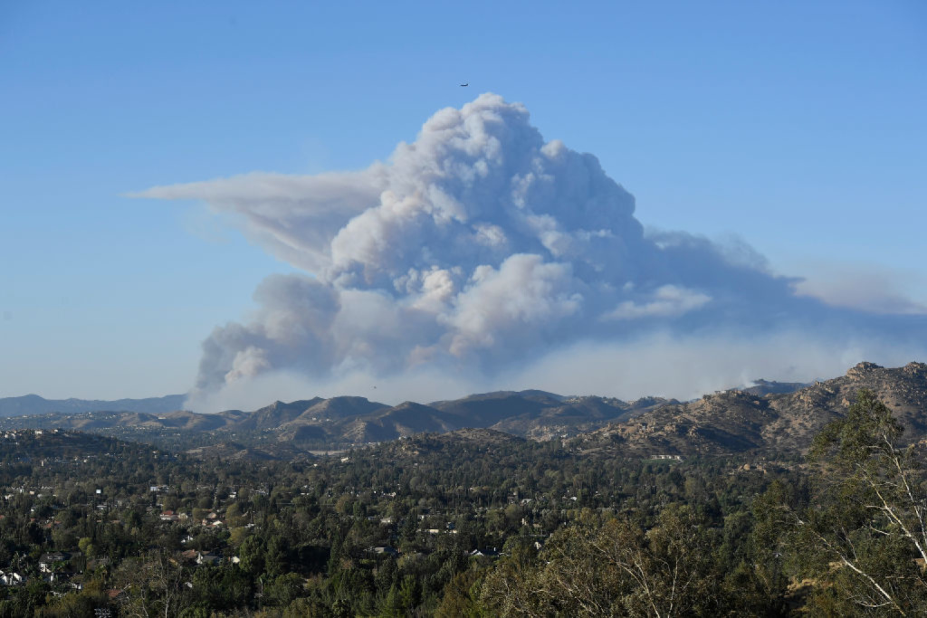 Fast-Spreading Hill Fire Forces Evacuations In California's Ventura County PORTER RANCH, CALIFORNIA - NOVEMBER 09: The Woolsey Fire is seen looking towards the west valley area on November 9, 2018 in Porter Ranch, California. About 75,000 homes have been evacuated in Los Angeles and Ventura counties due to two fires in the region. (Photo by Kevork Djansezian/Getty Images)