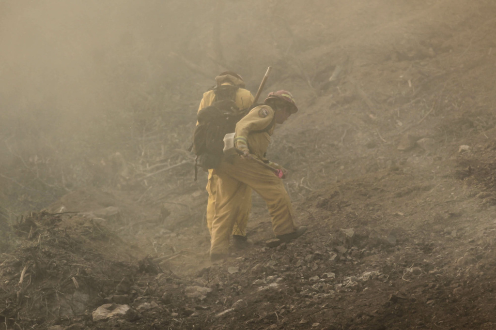 Springs Fire Smoke jumpers battle a fire west of Thousand Oaks in Ventura County on May 2, 2013.